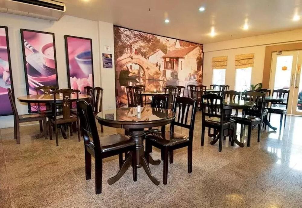 Traders Inn Brunei Бандар-Сери-Бегаван Экстерьер фото